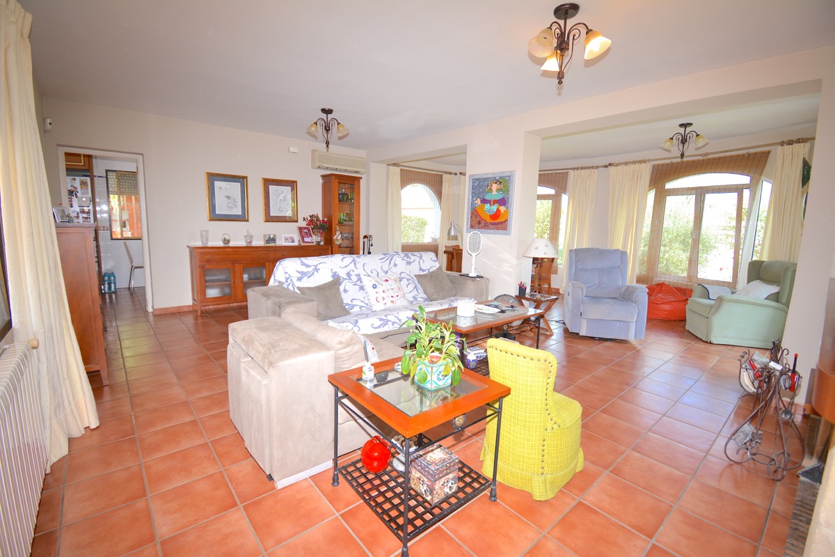 Mooi chalet te koop in een goede woonwijk van Denia.