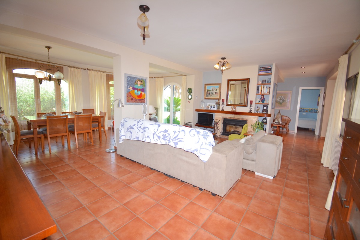 Mooi chalet te koop in een goede woonwijk van Denia.