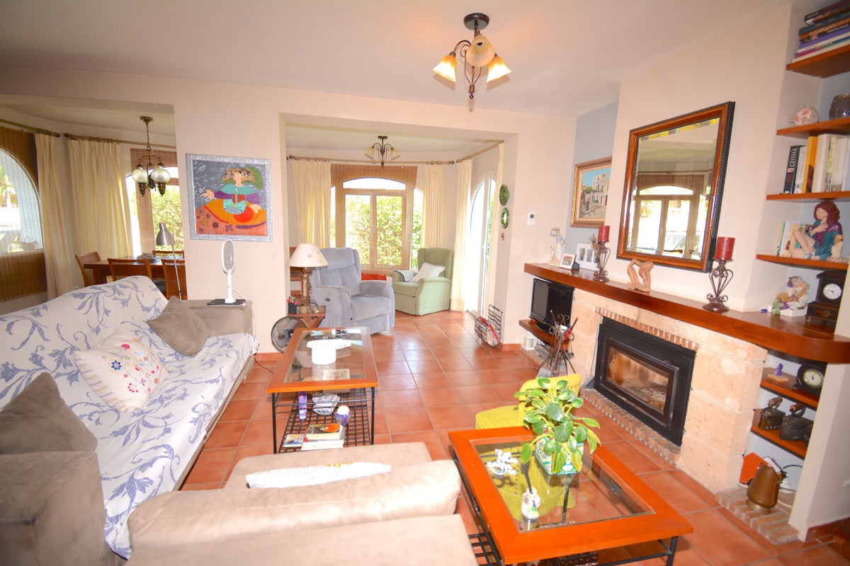 Mooi chalet te koop in een goede woonwijk van Denia.