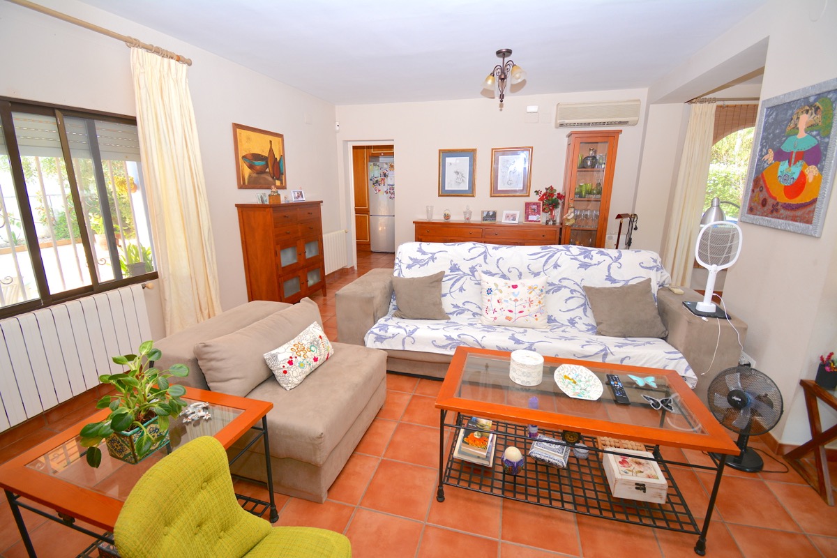 Mooi chalet te koop in een goede woonwijk van Denia.