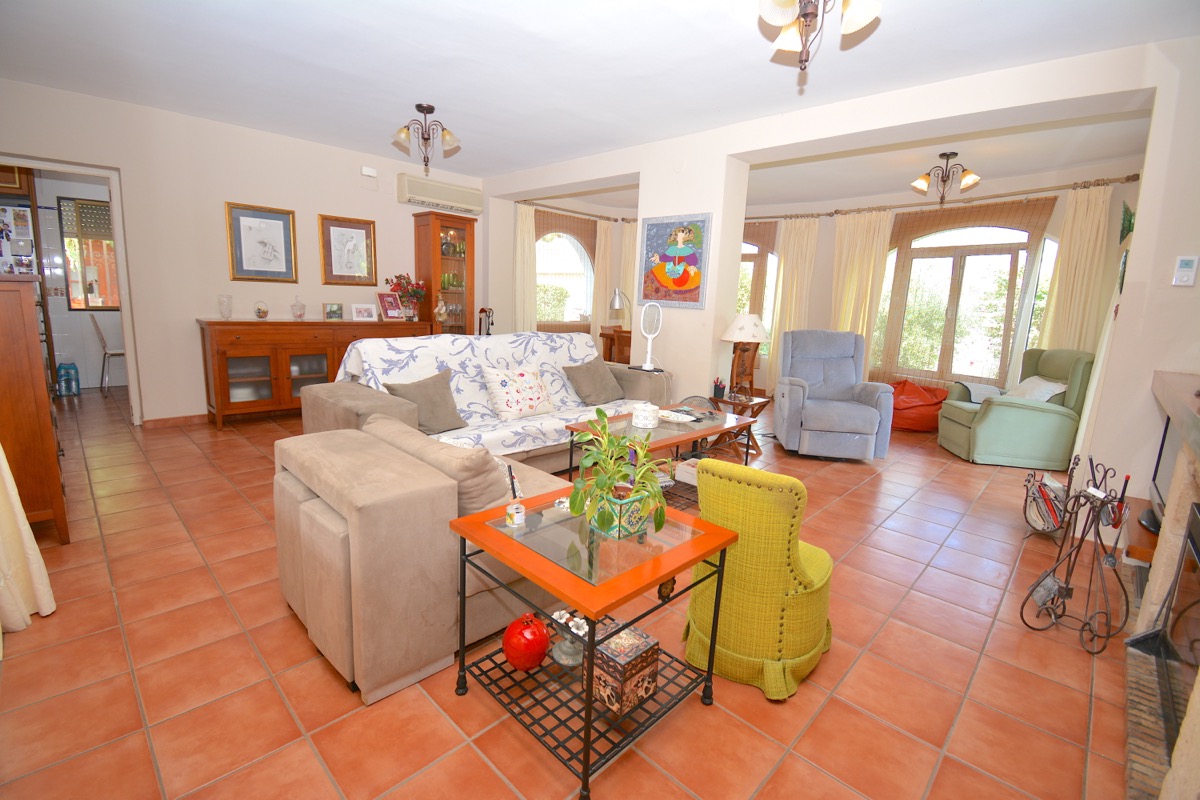 Mooi chalet te koop in een goede woonwijk van Denia.