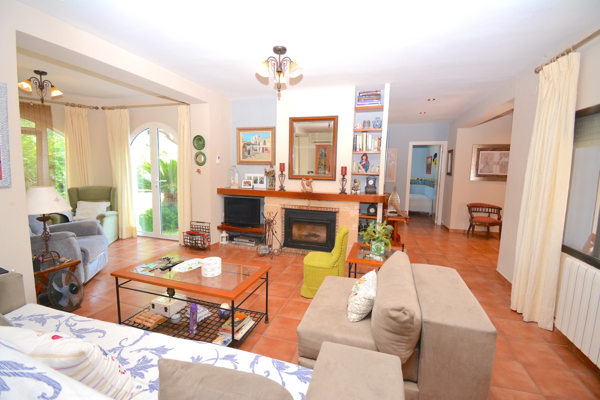 Mooi chalet te koop in een goede woonwijk van Denia.