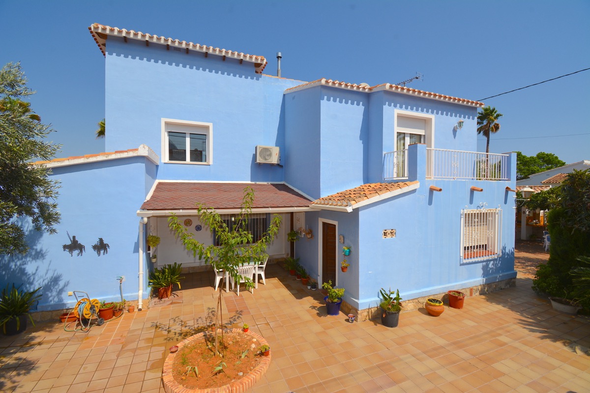 Mooi chalet te koop in een goede woonwijk van Denia.