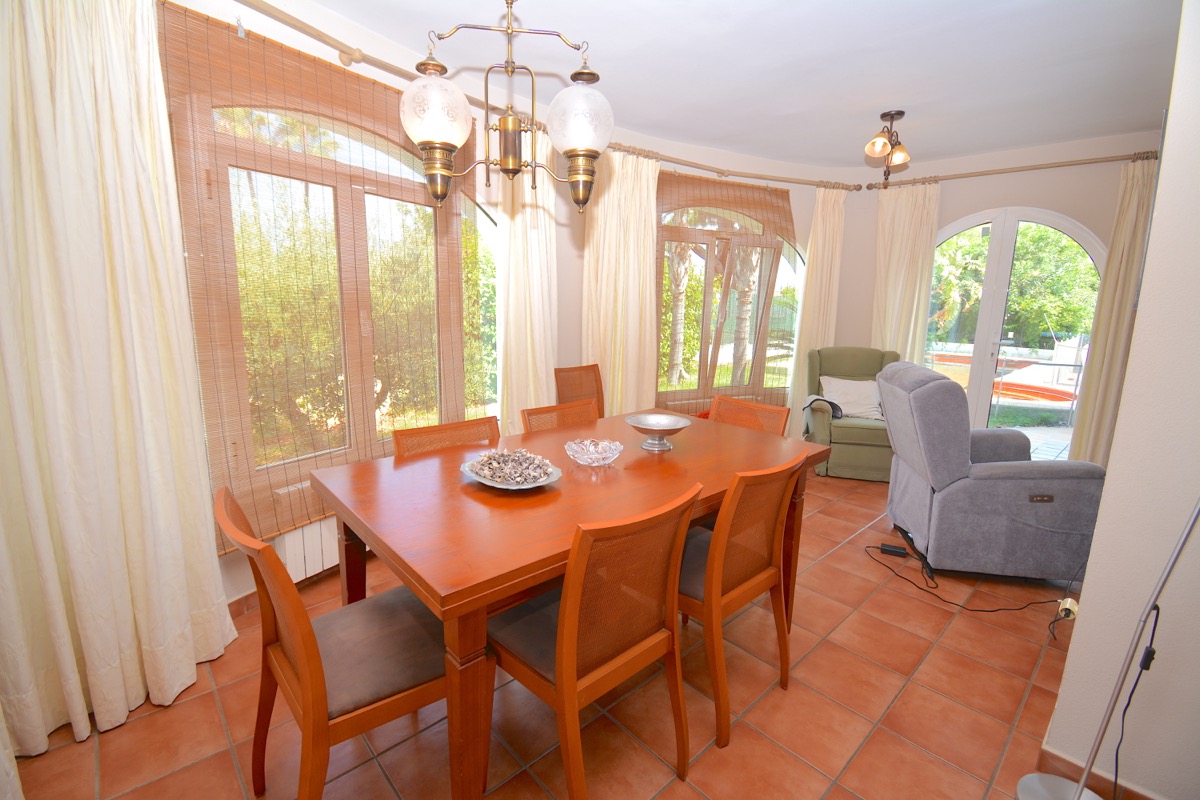 Mooi chalet te koop in een goede woonwijk van Denia.