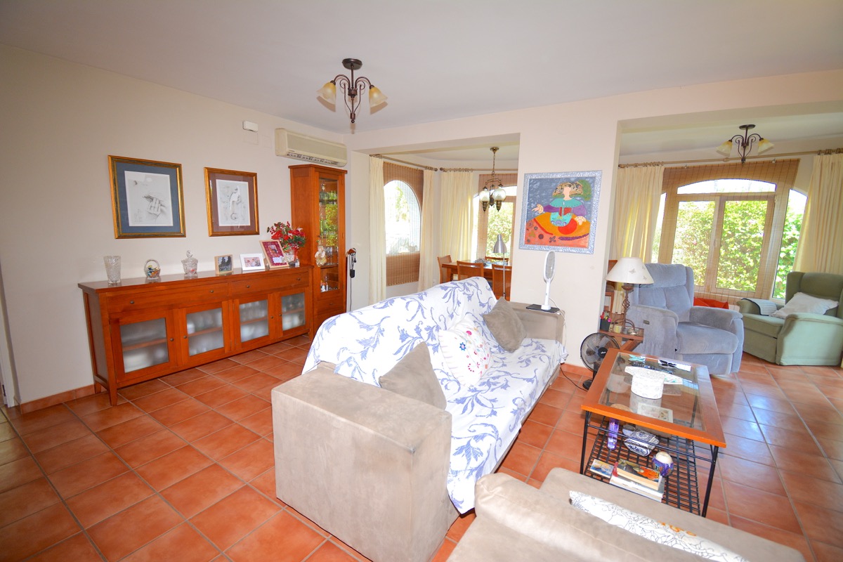 Mooi chalet te koop in een goede woonwijk van Denia.