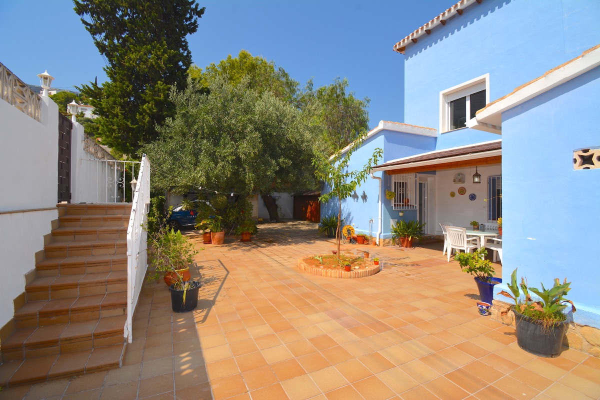 Mooi chalet te koop in een goede woonwijk van Denia.