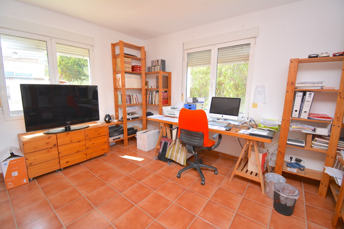 Mooi chalet te koop in een goede woonwijk van Denia.
