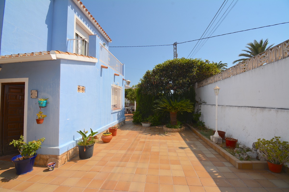 Mooi chalet te koop in een goede woonwijk van Denia.