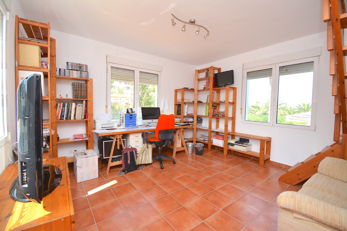 Mooi chalet te koop in een goede woonwijk van Denia.