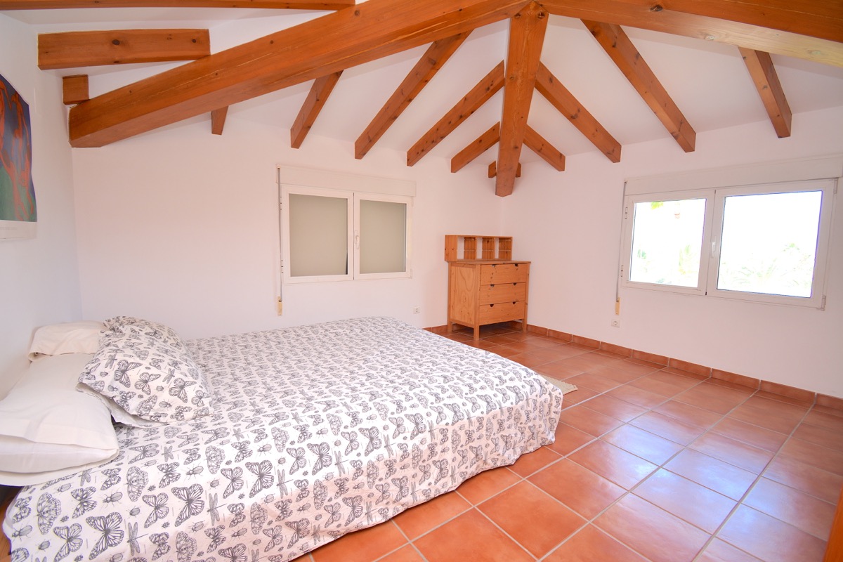Mooi chalet te koop in een goede woonwijk van Denia.