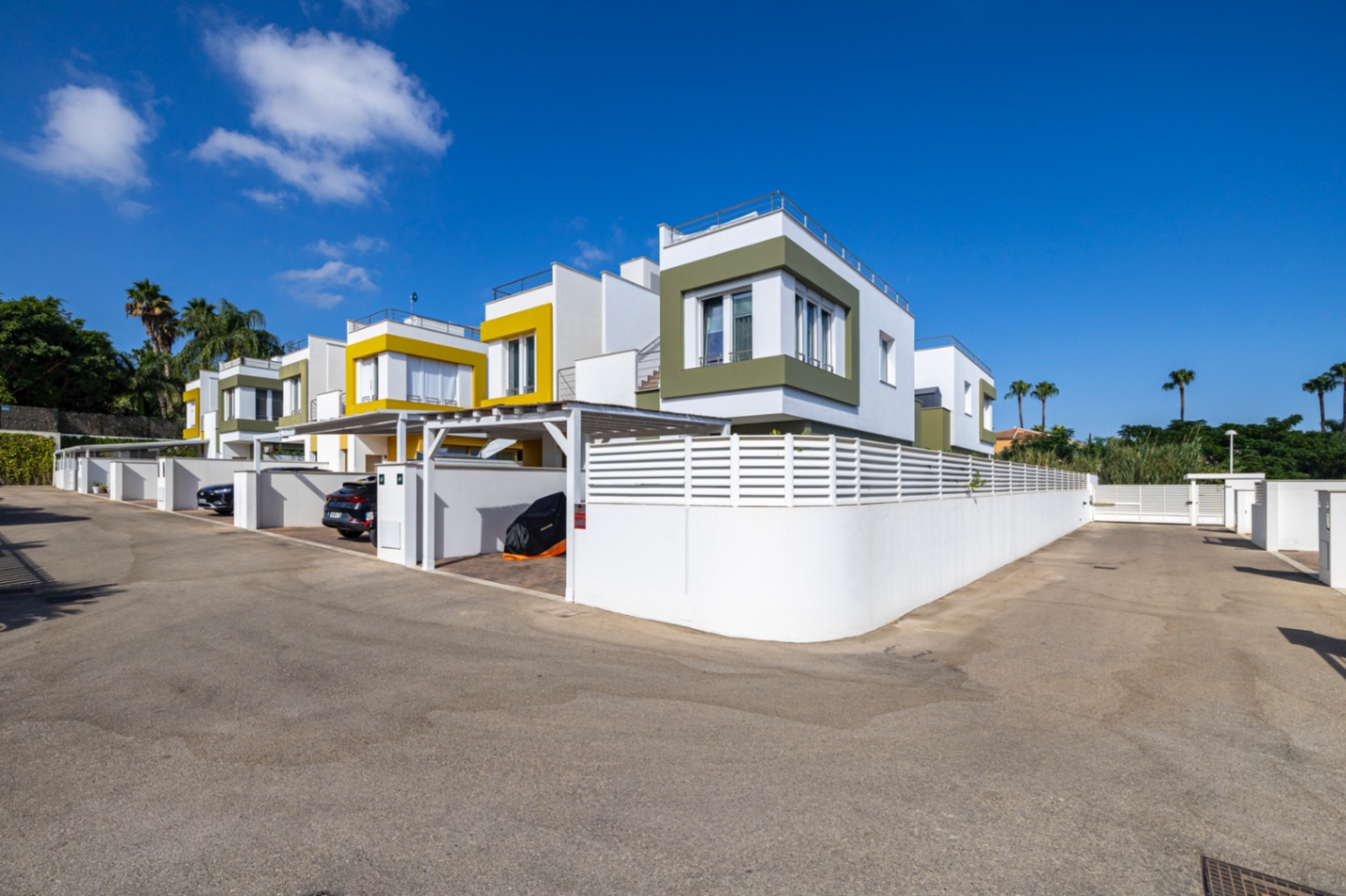 Prachtige geschakelde woning met een spectaculaire dakterras op slechts een paar stappen van het centrum van Denia.