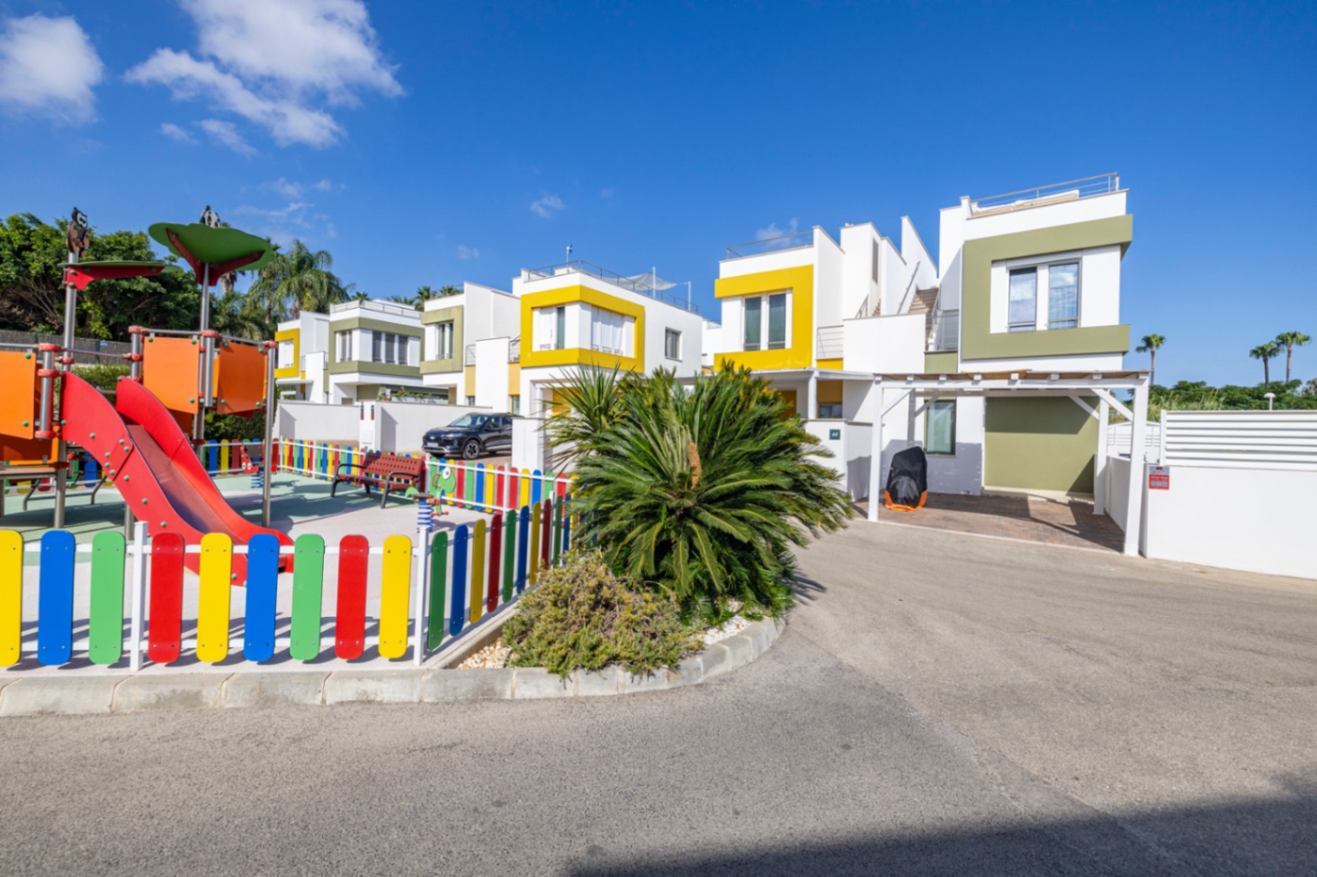 Prachtige geschakelde woning met een spectaculaire dakterras op slechts een paar stappen van het centrum van Denia.