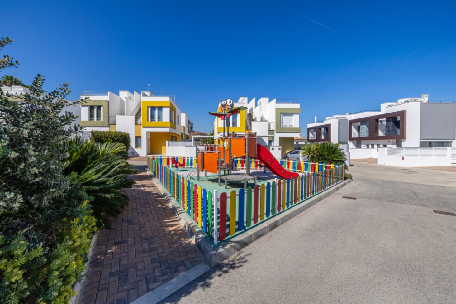 Prachtige geschakelde woning met een spectaculaire dakterras op slechts een paar stappen van het centrum van Denia.