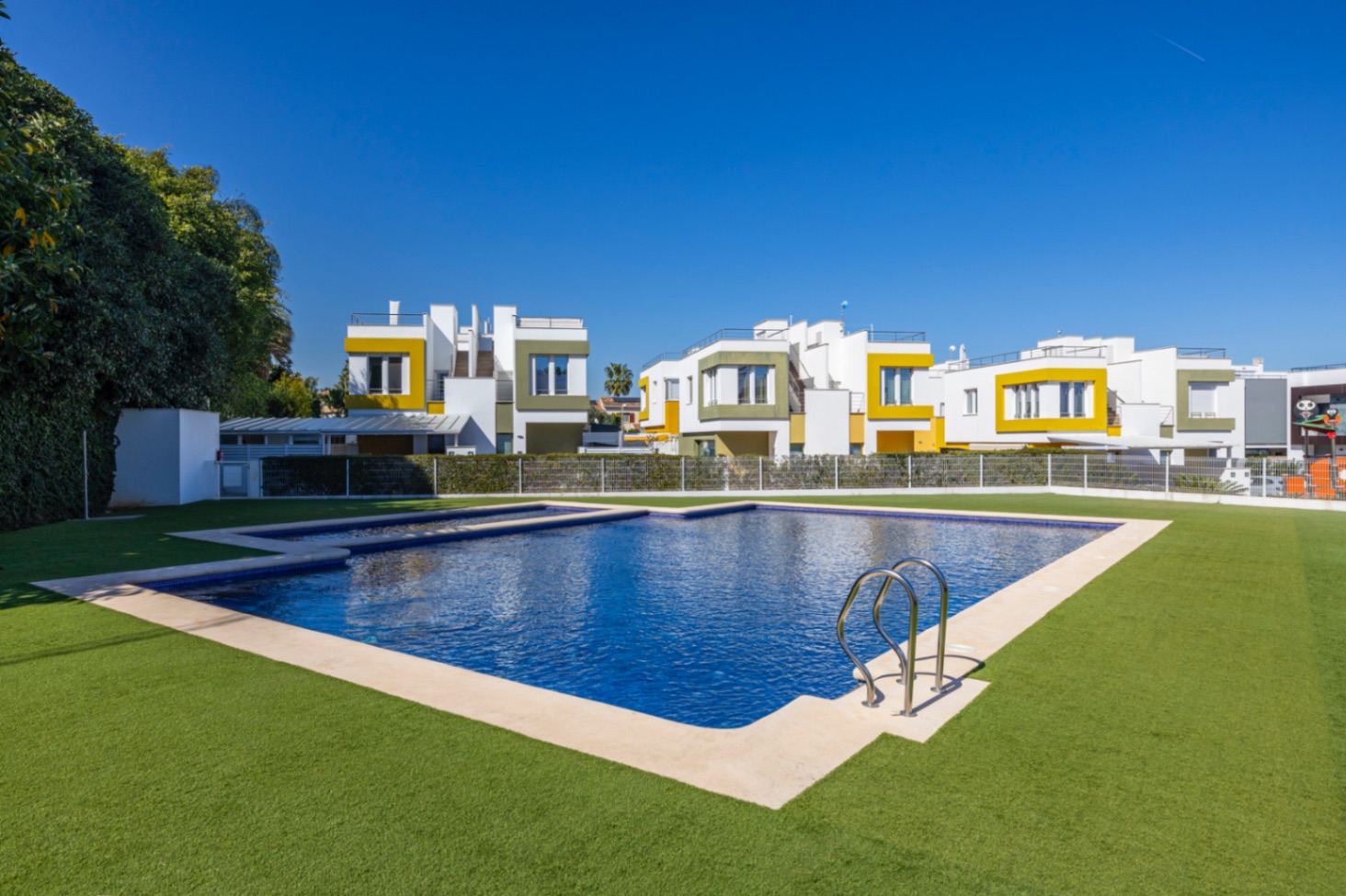 Prachtige geschakelde woning met een spectaculaire dakterras op slechts een paar stappen van het centrum van Denia.