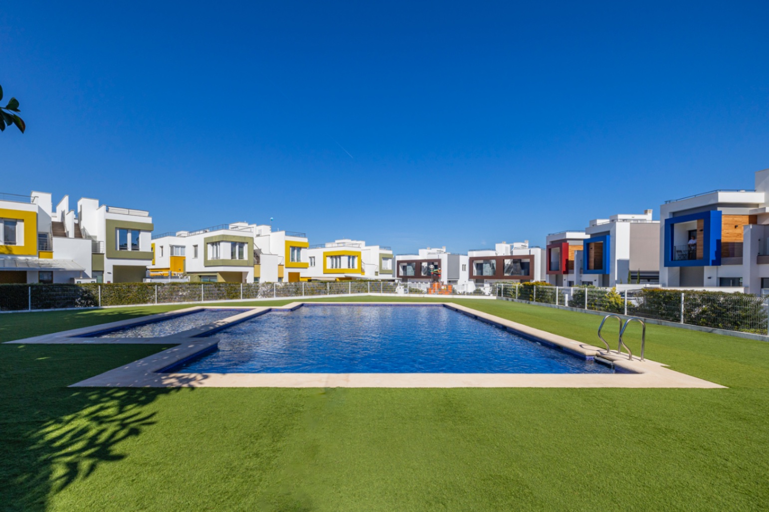 Prachtige geschakelde woning met een spectaculaire dakterras op slechts een paar stappen van het centrum van Denia.