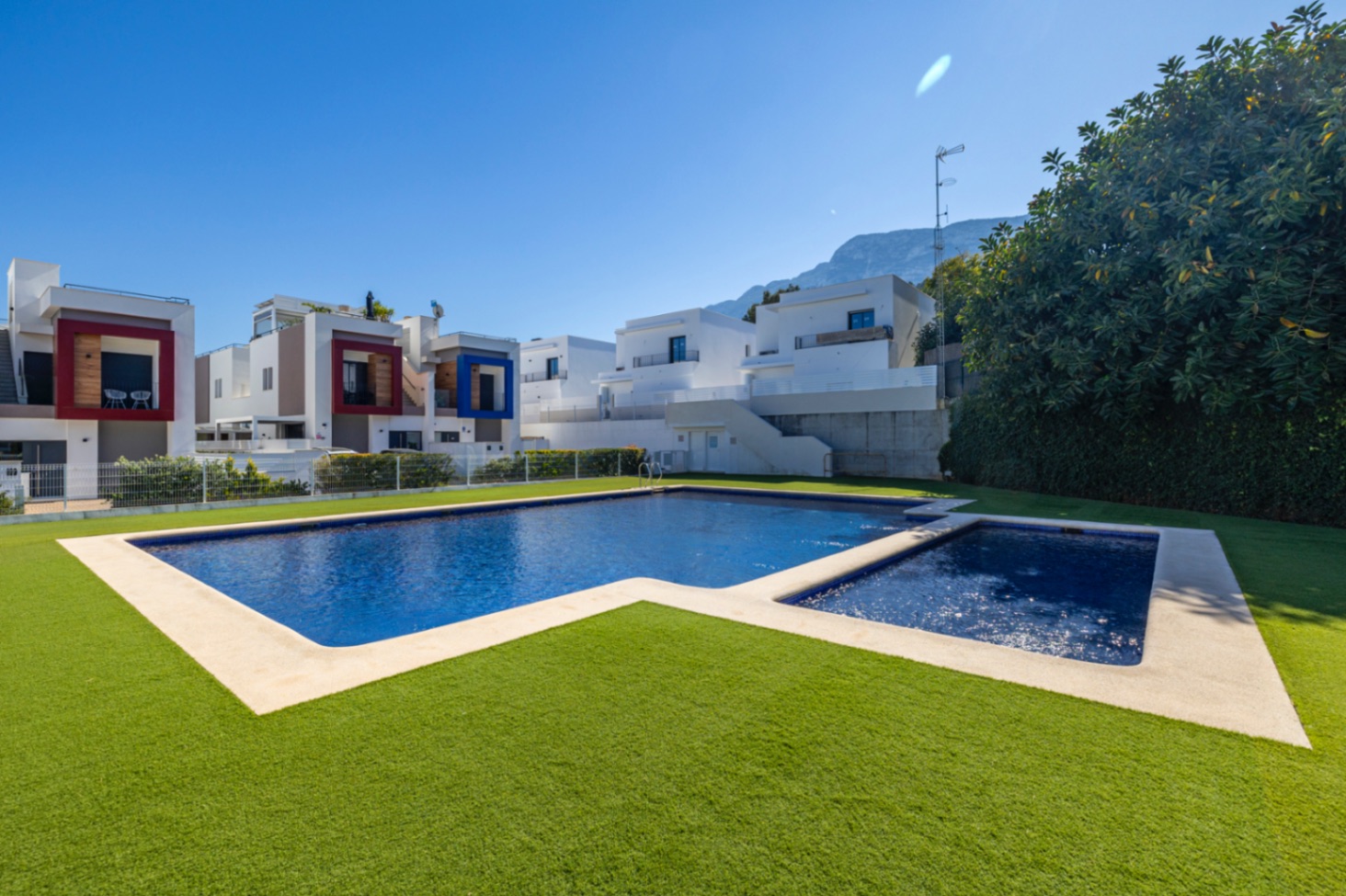 Prachtige geschakelde woning met een spectaculaire dakterras op slechts een paar stappen van het centrum van Denia.