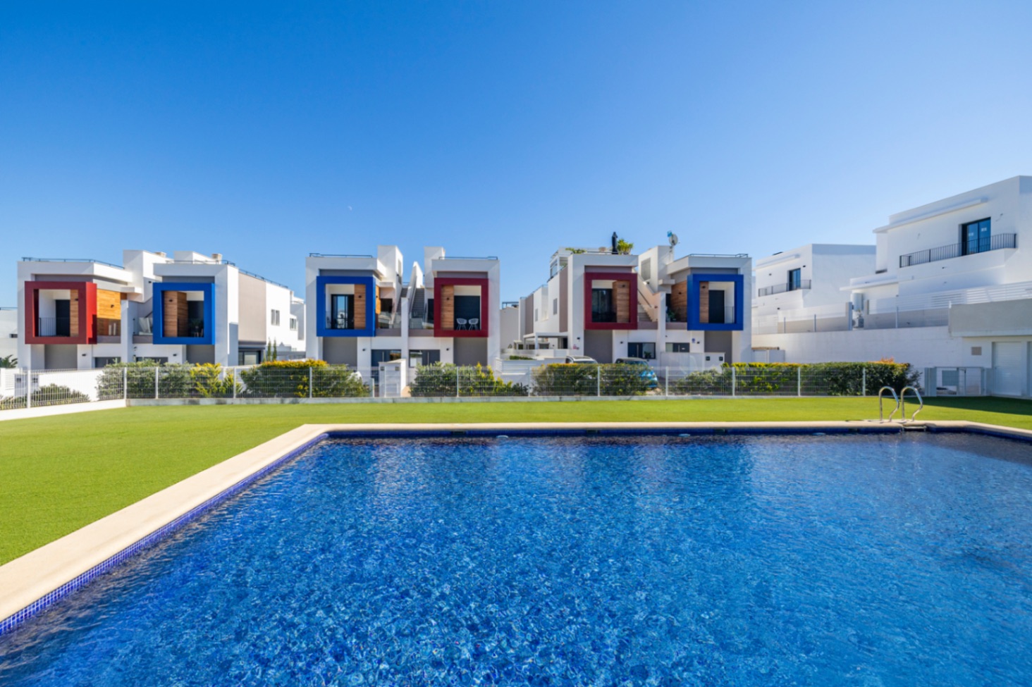 Prachtige geschakelde woning met een spectaculaire dakterras op slechts een paar stappen van het centrum van Denia.