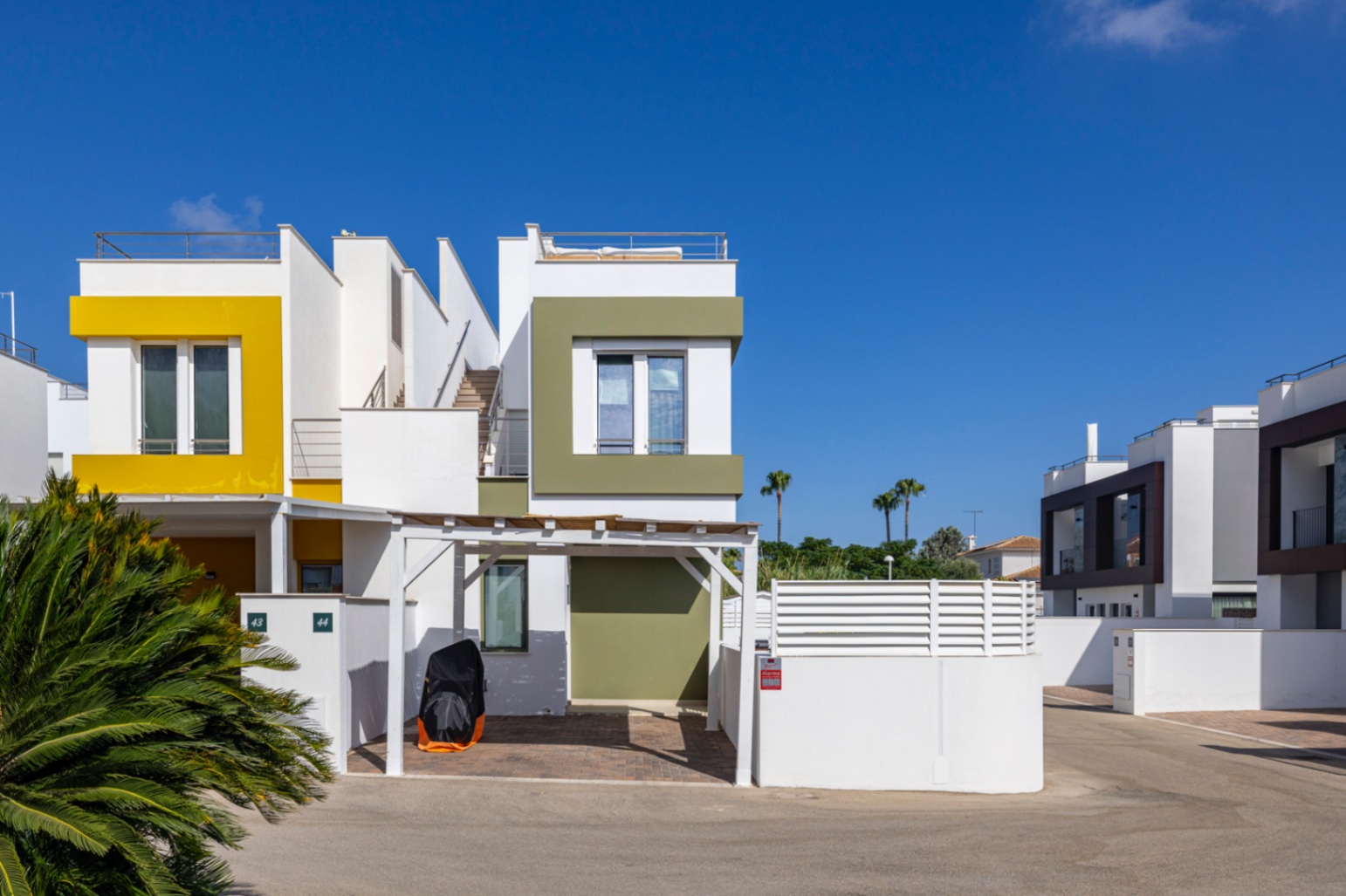 Prachtige geschakelde woning met een spectaculaire dakterras op slechts een paar stappen van het centrum van Denia.