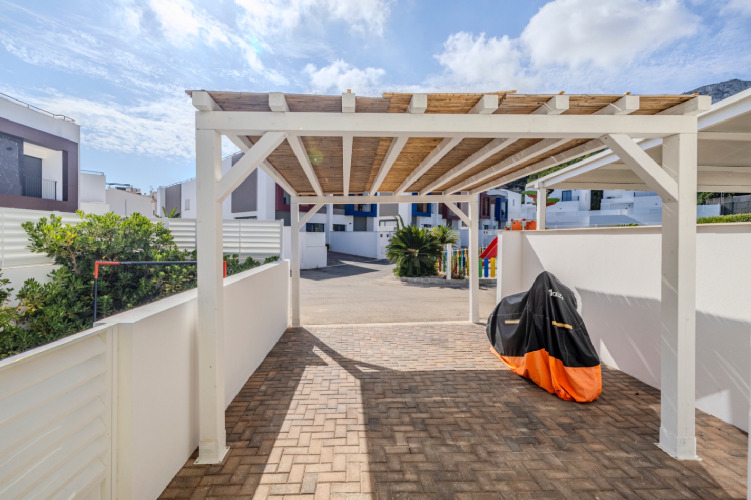 Prachtige geschakelde woning met een spectaculaire dakterras op slechts een paar stappen van het centrum van Denia.