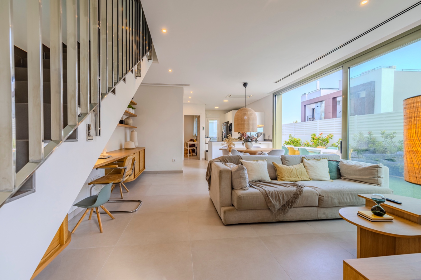 Prachtige geschakelde woning met een spectaculaire dakterras op slechts een paar stappen van het centrum van Denia.