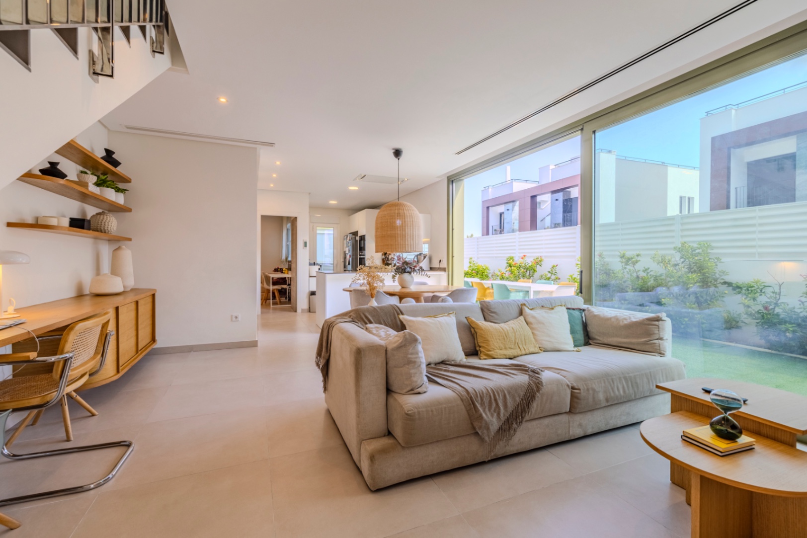 Prachtige geschakelde woning met een spectaculaire dakterras op slechts een paar stappen van het centrum van Denia.