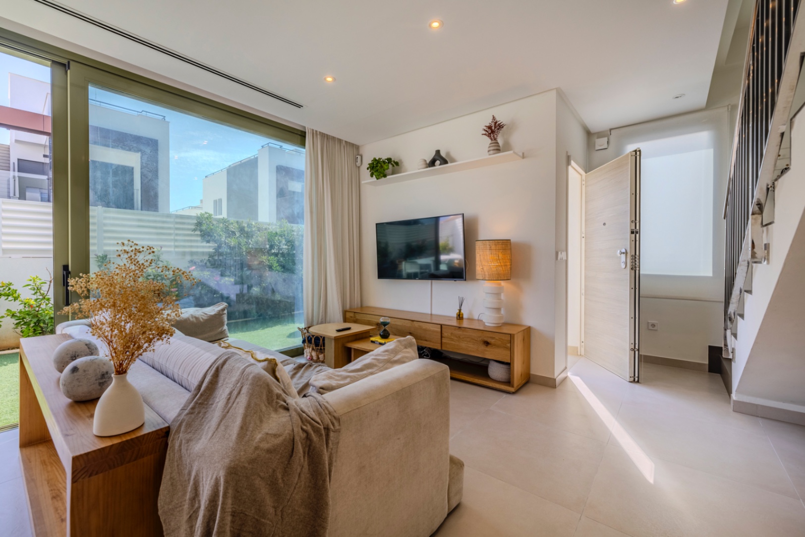 Prachtige geschakelde woning met een spectaculaire dakterras op slechts een paar stappen van het centrum van Denia.
