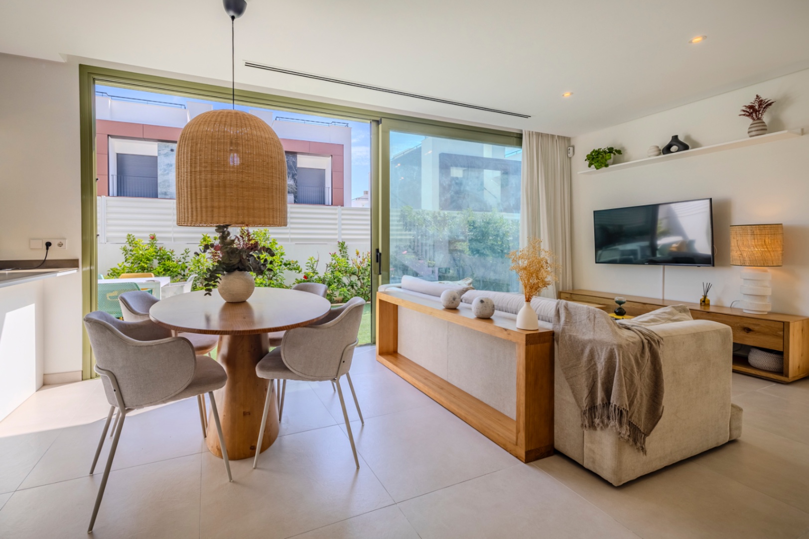 Prachtige geschakelde woning met een spectaculaire dakterras op slechts een paar stappen van het centrum van Denia.