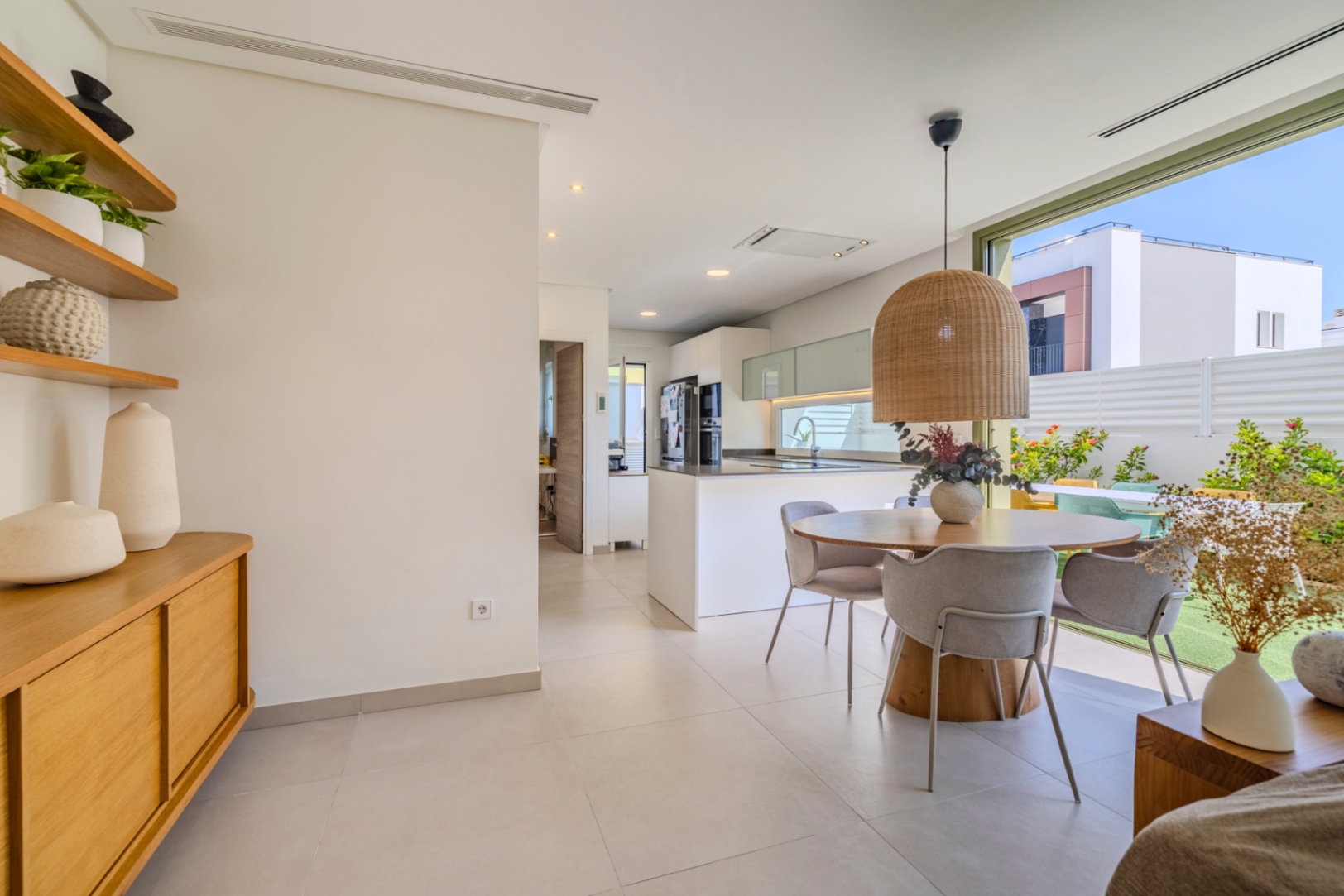 Prachtige geschakelde woning met een spectaculaire dakterras op slechts een paar stappen van het centrum van Denia.
