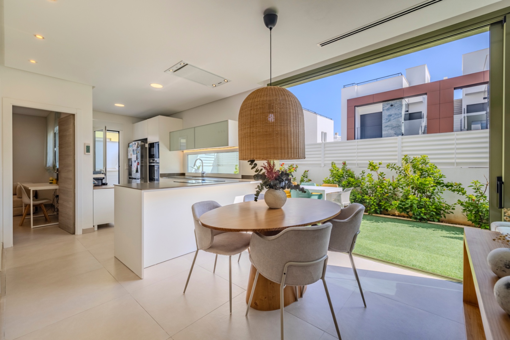 Prachtige geschakelde woning met een spectaculaire dakterras op slechts een paar stappen van het centrum van Denia.
