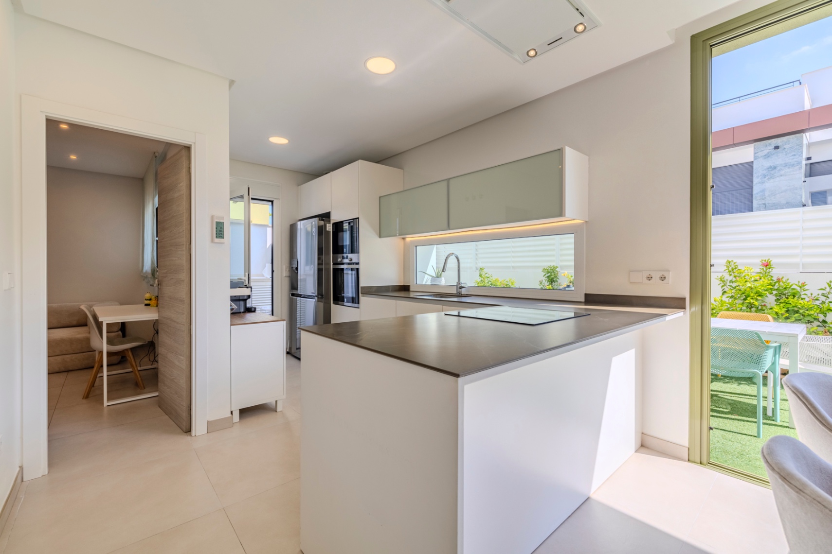 Prachtige geschakelde woning met een spectaculaire dakterras op slechts een paar stappen van het centrum van Denia.