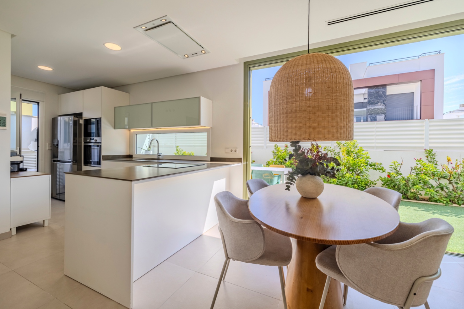 Prachtige geschakelde woning met een spectaculaire dakterras op slechts een paar stappen van het centrum van Denia.