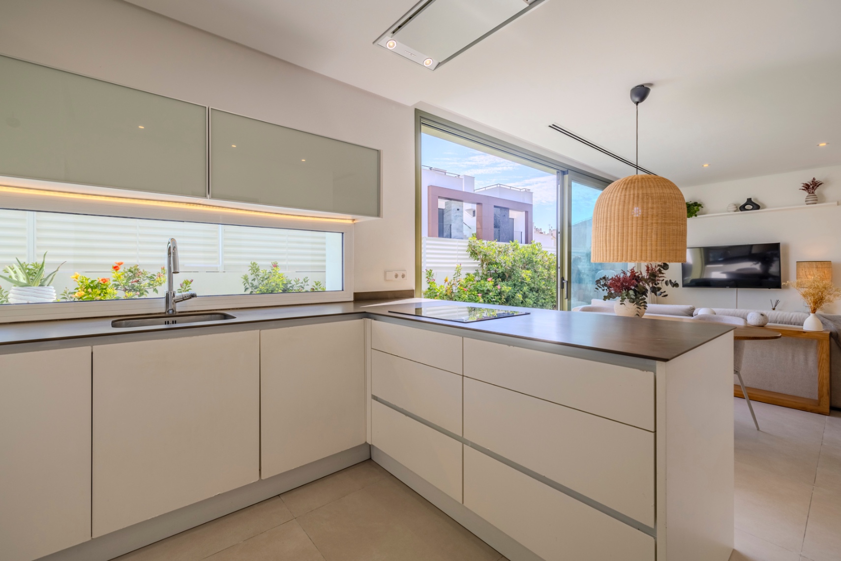 Prachtige geschakelde woning met een spectaculaire dakterras op slechts een paar stappen van het centrum van Denia.