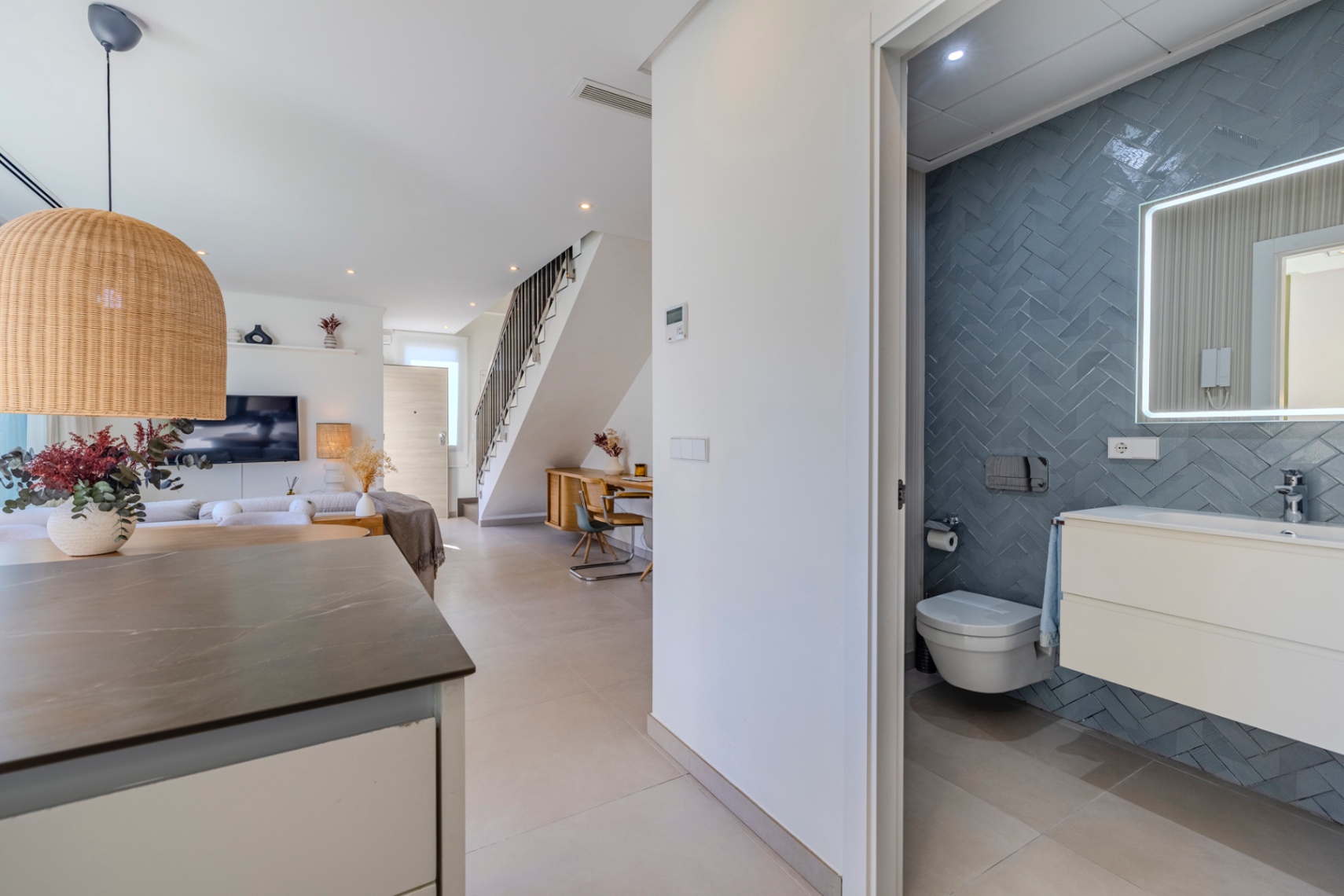 Prachtige geschakelde woning met een spectaculaire dakterras op slechts een paar stappen van het centrum van Denia.