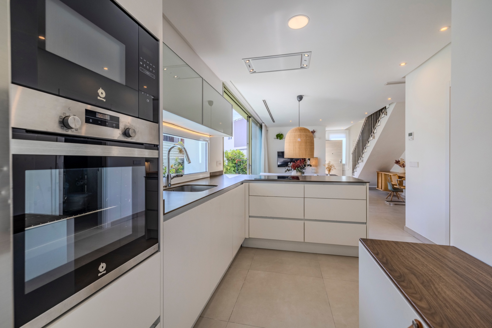 Prachtige geschakelde woning met een spectaculaire dakterras op slechts een paar stappen van het centrum van Denia.