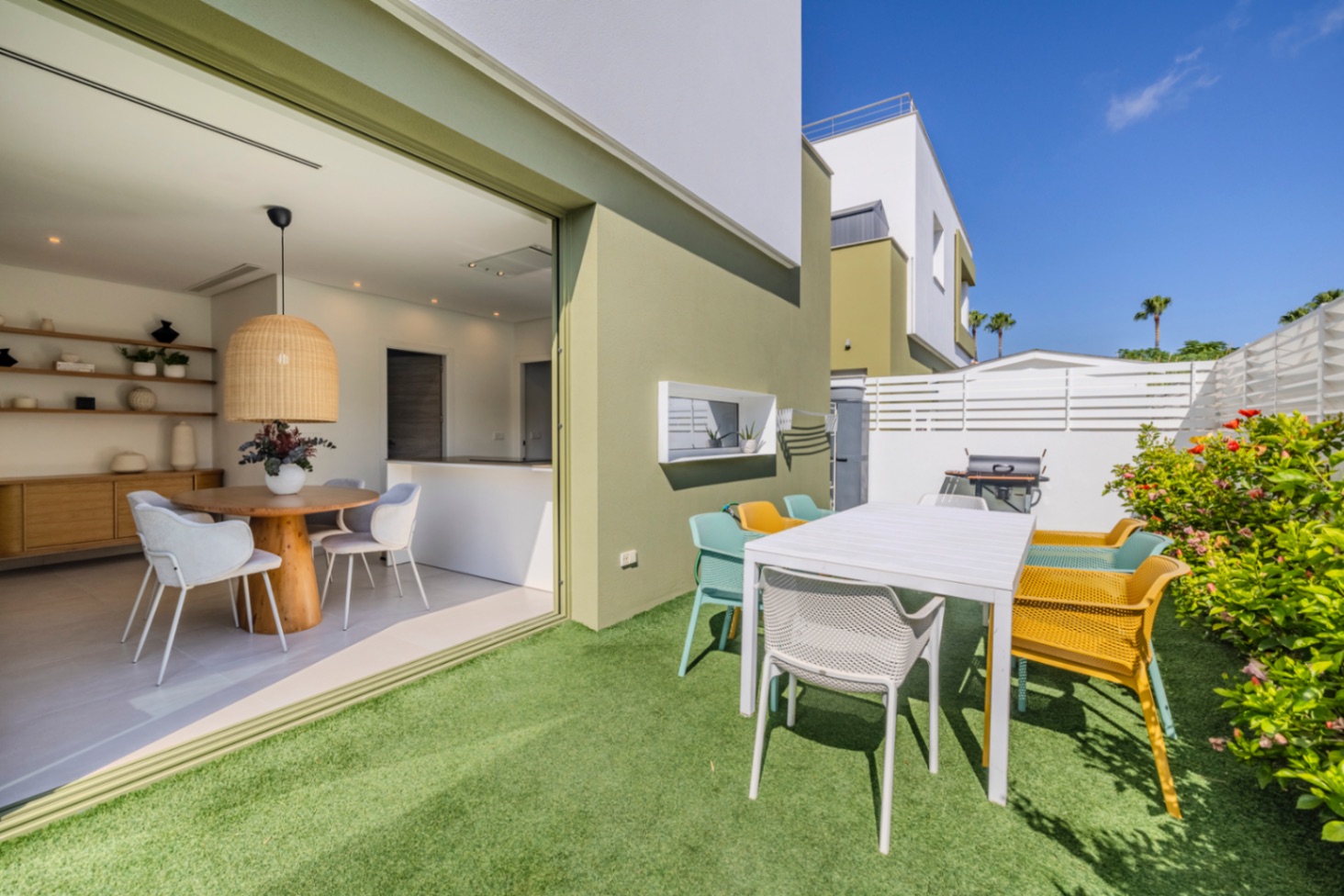 Prachtige geschakelde woning met een spectaculaire dakterras op slechts een paar stappen van het centrum van Denia.