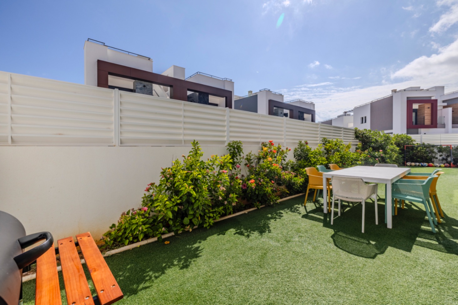 Prachtige geschakelde woning met een spectaculaire dakterras op slechts een paar stappen van het centrum van Denia.