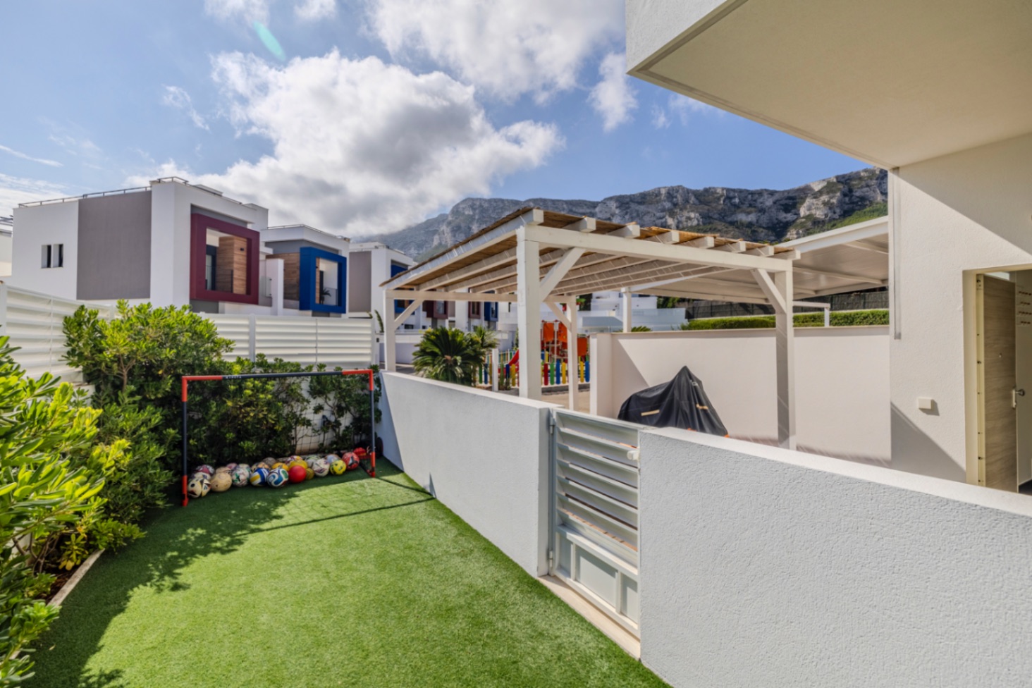 Prachtige geschakelde woning met een spectaculaire dakterras op slechts een paar stappen van het centrum van Denia.