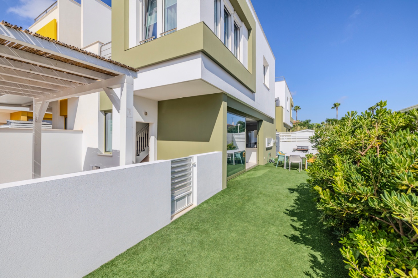 Prachtige geschakelde woning met een spectaculaire dakterras op slechts een paar stappen van het centrum van Denia.