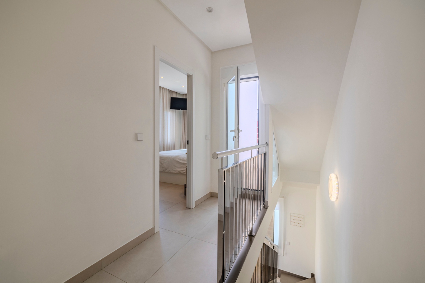 Prachtige geschakelde woning met een spectaculaire dakterras op slechts een paar stappen van het centrum van Denia.