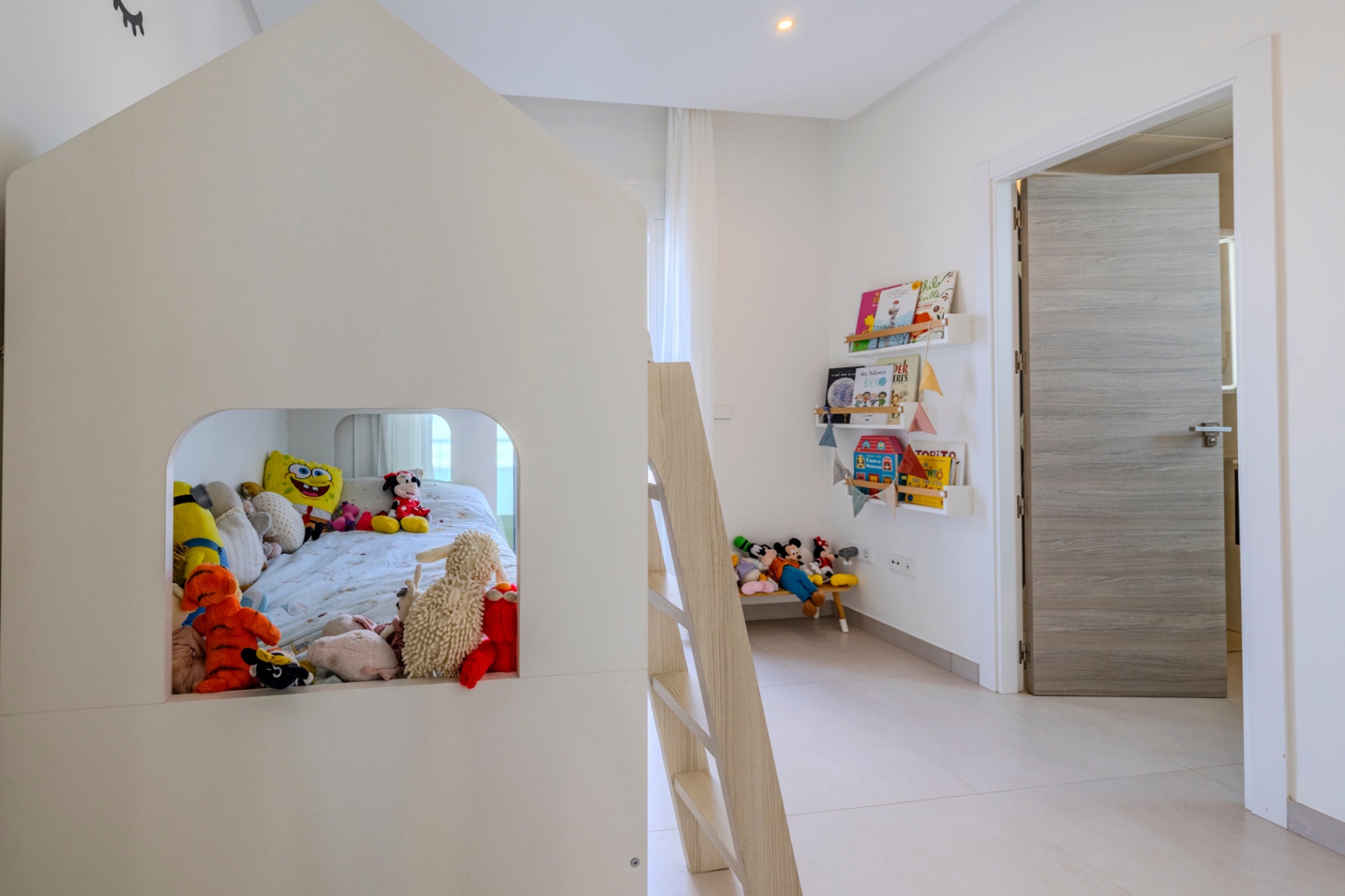 Prachtige geschakelde woning met een spectaculaire dakterras op slechts een paar stappen van het centrum van Denia.