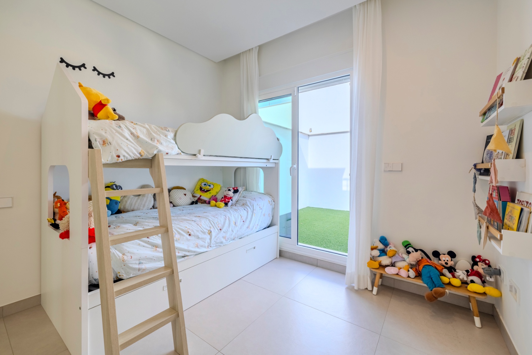 Prachtige geschakelde woning met een spectaculaire dakterras op slechts een paar stappen van het centrum van Denia.