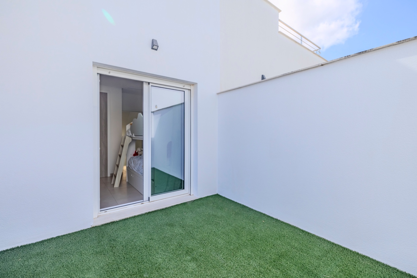 Prachtige geschakelde woning met een spectaculaire dakterras op slechts een paar stappen van het centrum van Denia.