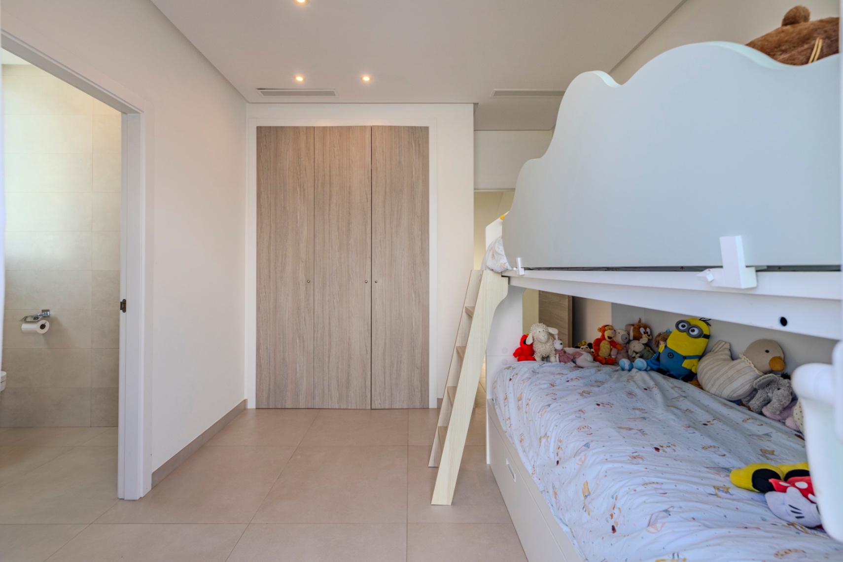 Prachtige geschakelde woning met een spectaculaire dakterras op slechts een paar stappen van het centrum van Denia.