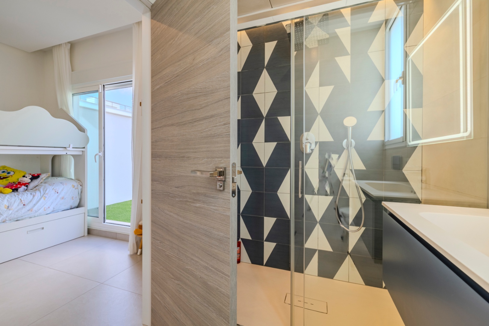 Prachtige geschakelde woning met een spectaculaire dakterras op slechts een paar stappen van het centrum van Denia.