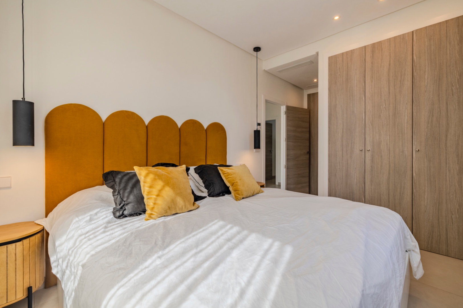 Prachtige geschakelde woning met een spectaculaire dakterras op slechts een paar stappen van het centrum van Denia.