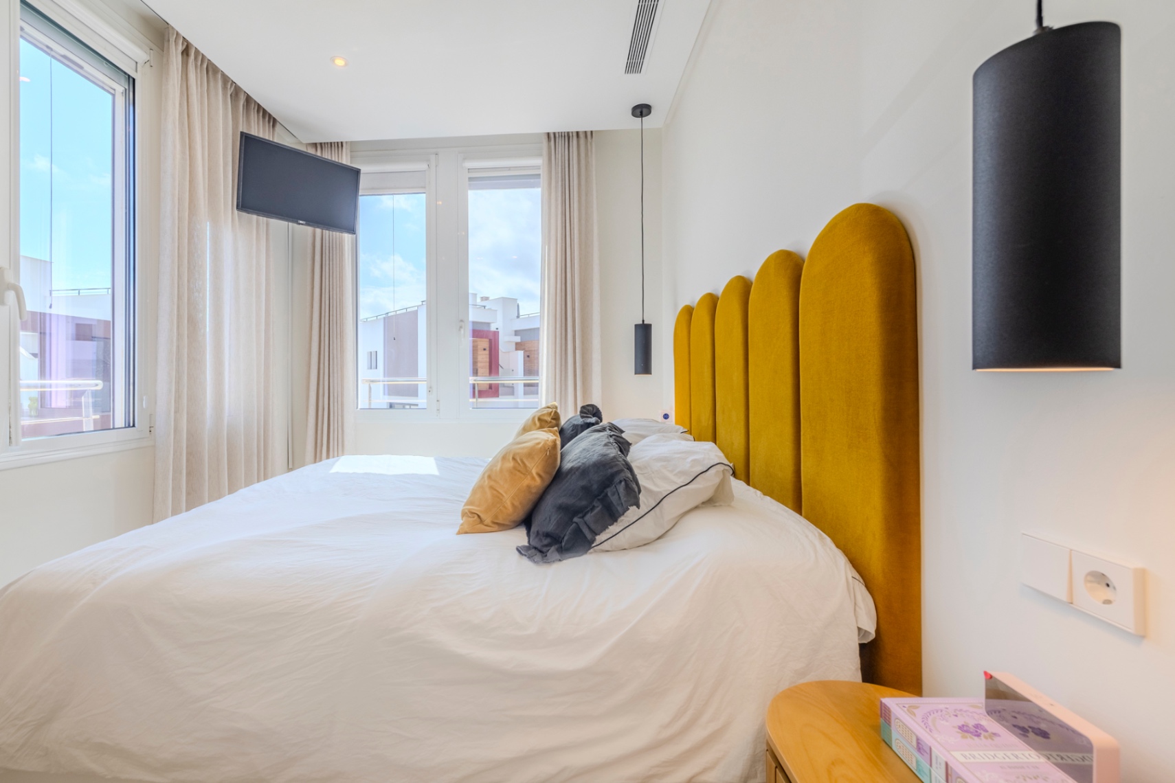Prachtige geschakelde woning met een spectaculaire dakterras op slechts een paar stappen van het centrum van Denia.