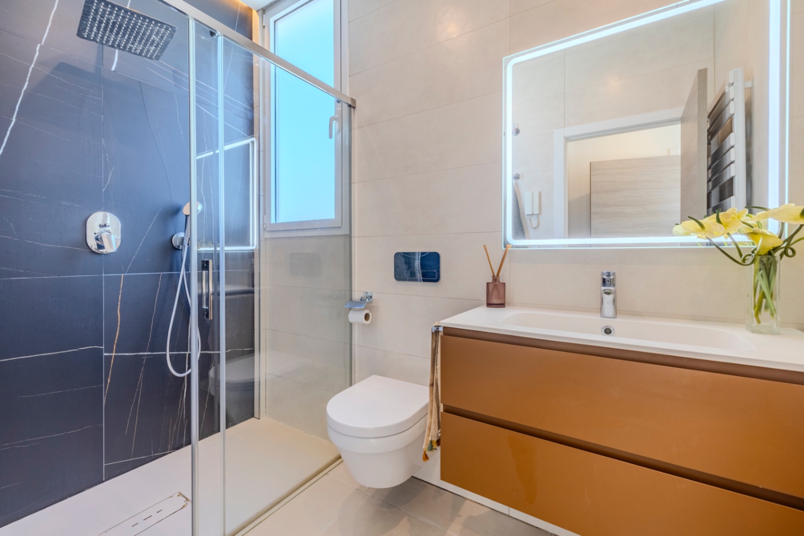 Prachtige geschakelde woning met een spectaculaire dakterras op slechts een paar stappen van het centrum van Denia.