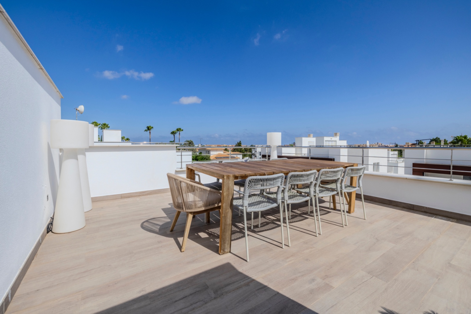 Prachtige geschakelde woning met een spectaculaire dakterras op slechts een paar stappen van het centrum van Denia.