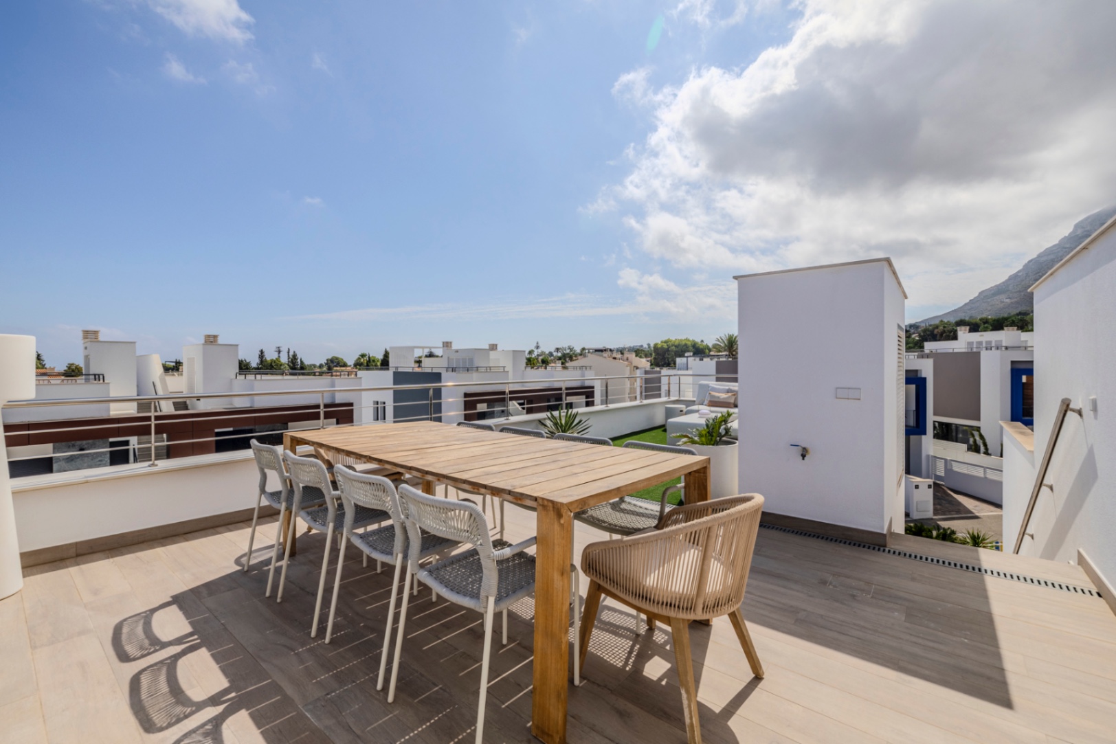 Prachtige geschakelde woning met een spectaculaire dakterras op slechts een paar stappen van het centrum van Denia.