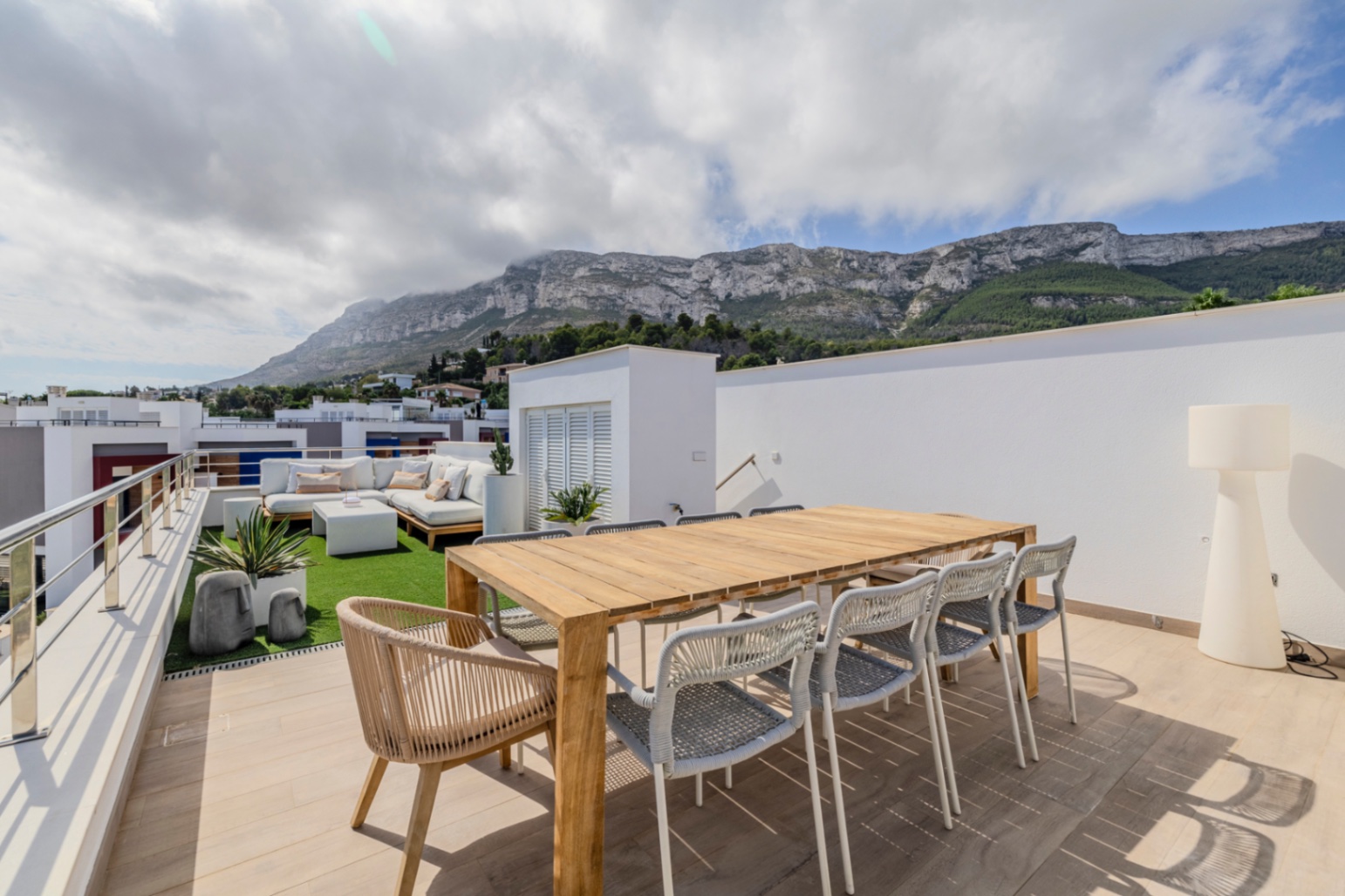 Prachtige geschakelde woning met een spectaculaire dakterras op slechts een paar stappen van het centrum van Denia.